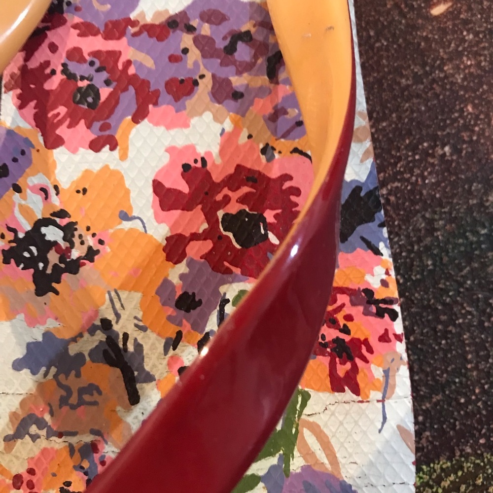 🌹BCBG Floral Flip Flops - Picture 3 of 7